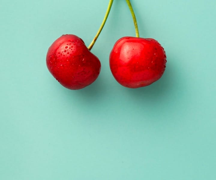 Acerola com fundo verde