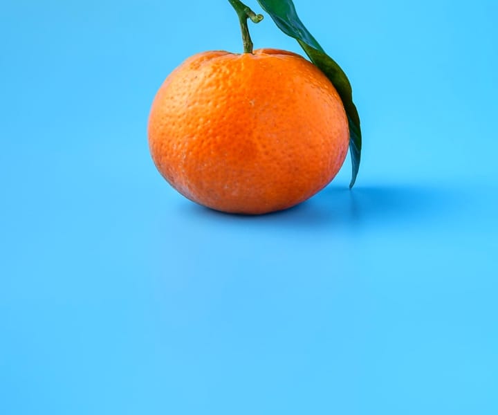 Laranja com fundo azul